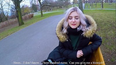 Avaler le sperme chaud d'un étranger pour de l'argent - pipe dans le parc par Eva Elfie