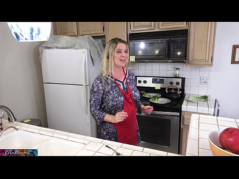 ❤️ Belle-mère qui le traie dans la cuisine avant son rendez-vous. ☑ Porno dur at us ☑