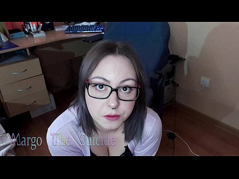 ❤️ Une fille sexy avec des lunettes suce profondément un gode devant la caméra ☑ Porno dur at us ☑